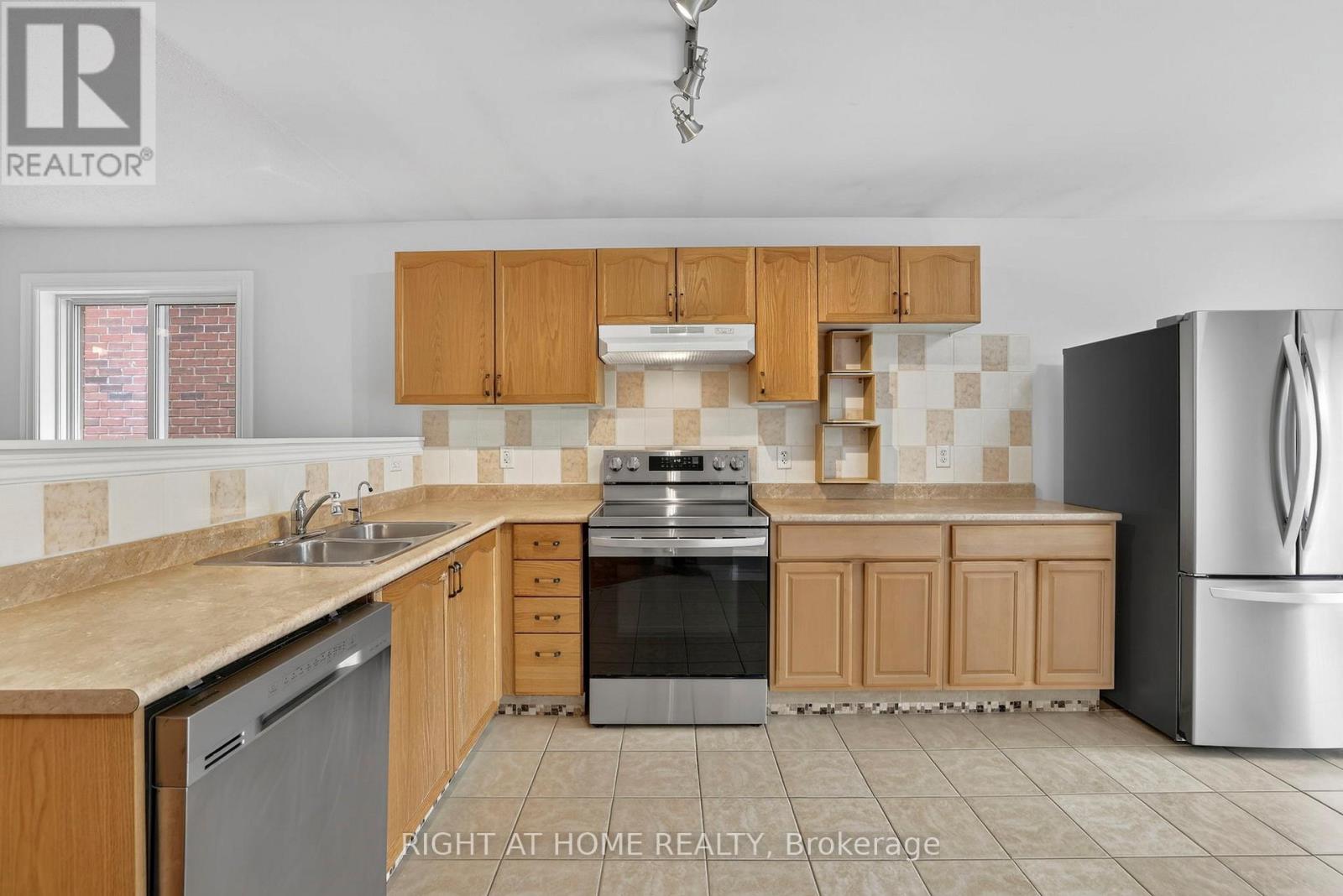 16 Glenhill Drive, Barrie, Ontario  L4N 5X4 - Photo 15 - S12924866