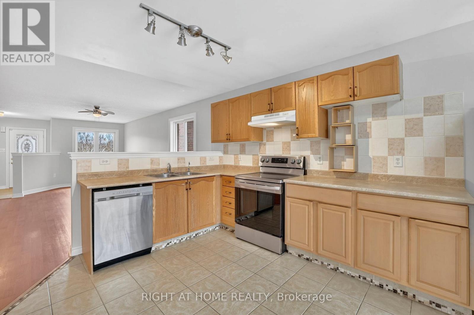 16 Glenhill Drive, Barrie, Ontario  L4N 5X4 - Photo 16 - S12924866