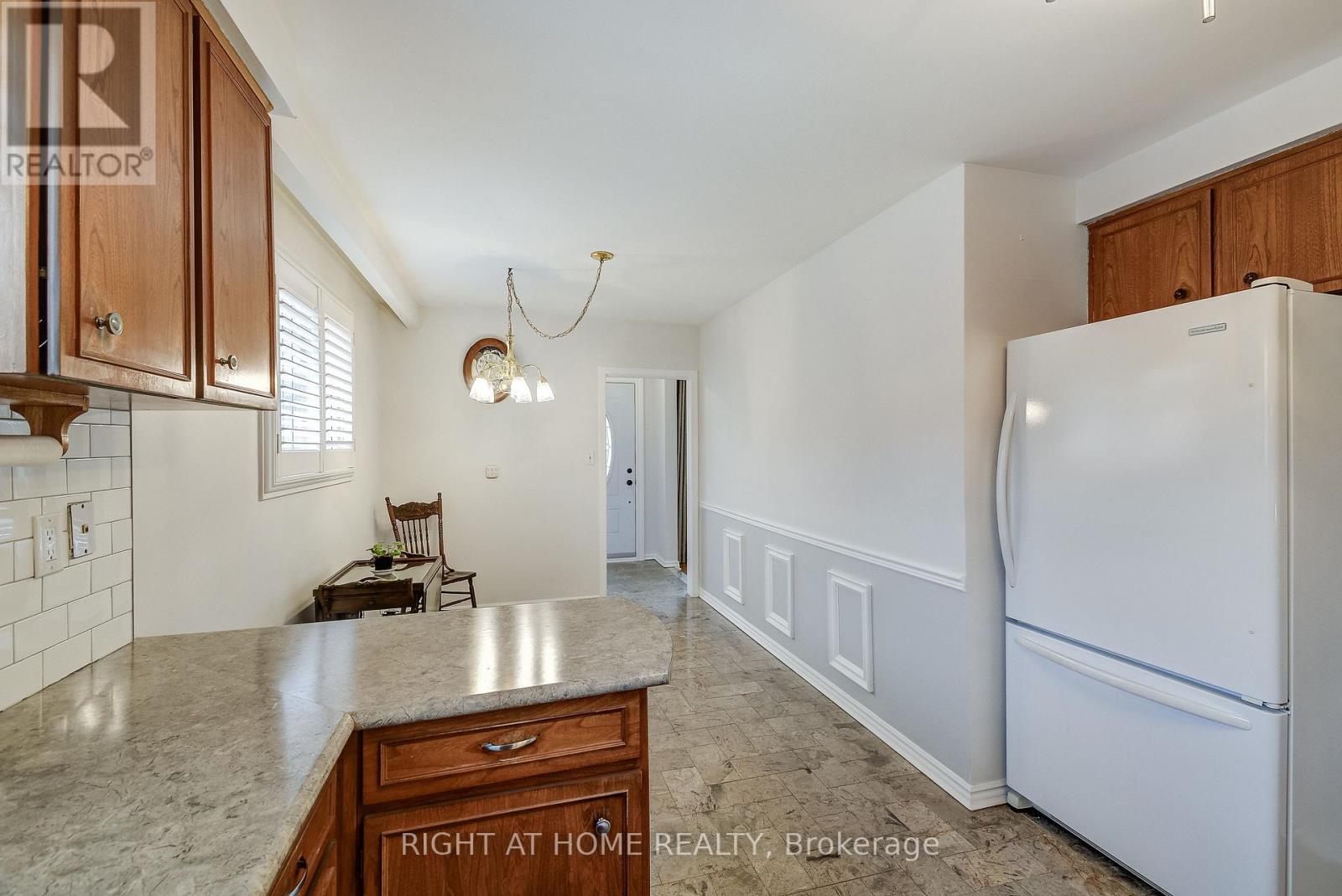 575 Eversley Drive, Mississauga, Ontario  L5A 2E1 - Photo 10 - W12924606