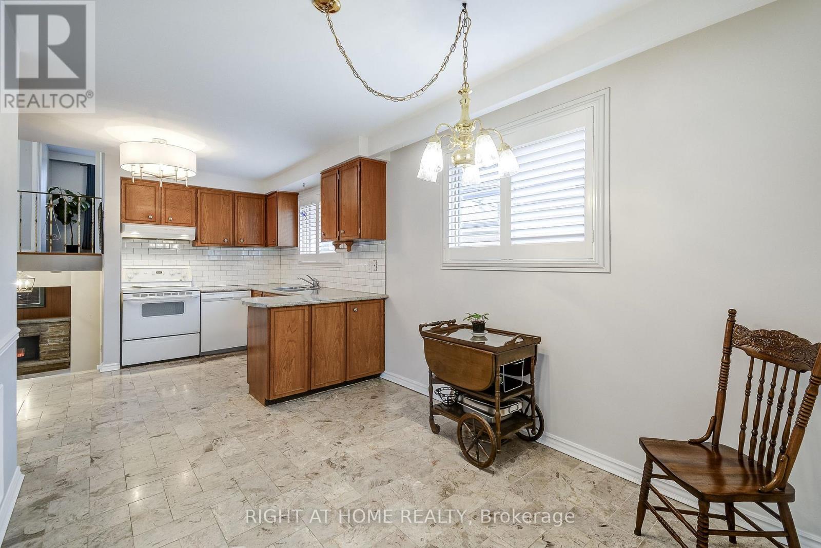 575 Eversley Drive, Mississauga, Ontario  L5A 2E1 - Photo 11 - W12924606