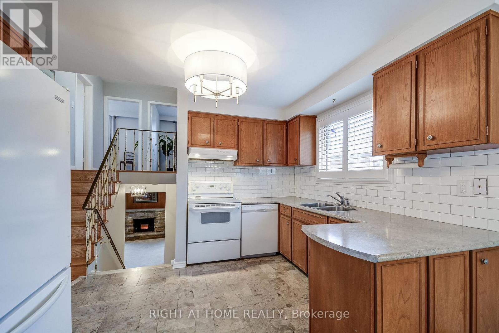 575 Eversley Drive, Mississauga, Ontario  L5A 2E1 - Photo 12 - W12924606