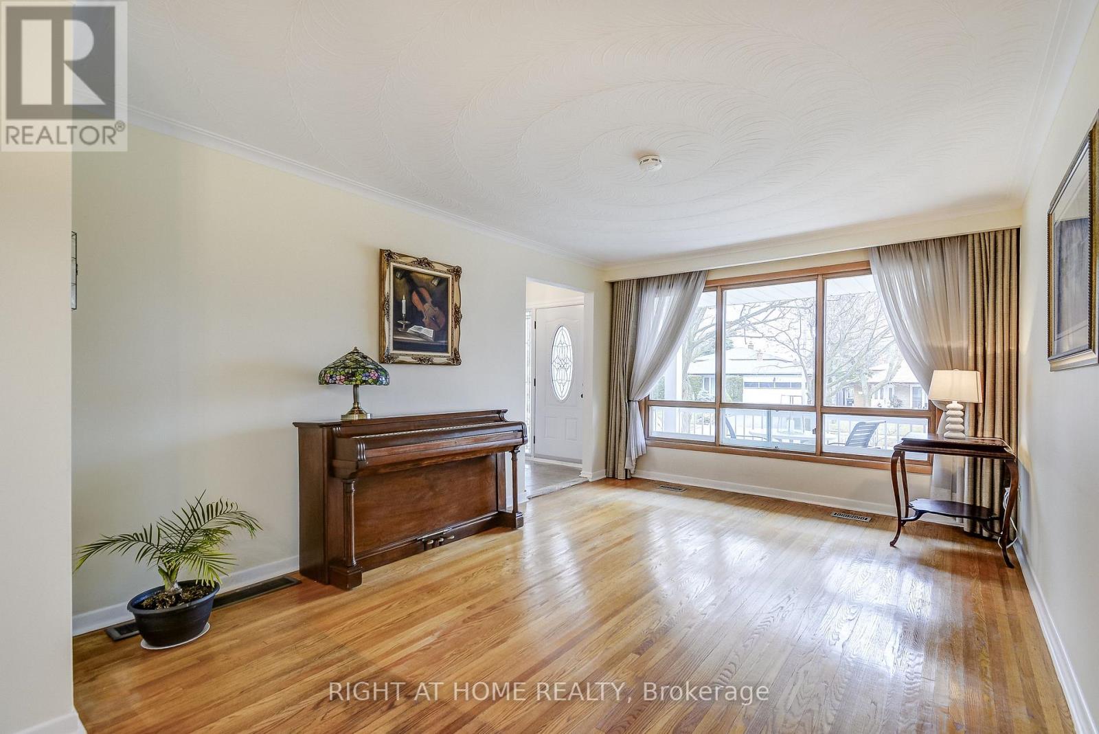 575 Eversley Drive, Mississauga, Ontario  L5A 2E1 - Photo 3 - W12924606