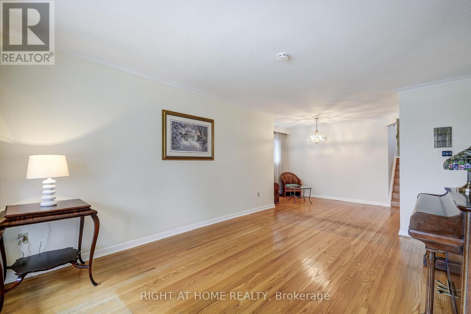 575 Eversley Drive, Mississauga, Ontario  L5A 2E1 - Photo 4 - W12924606