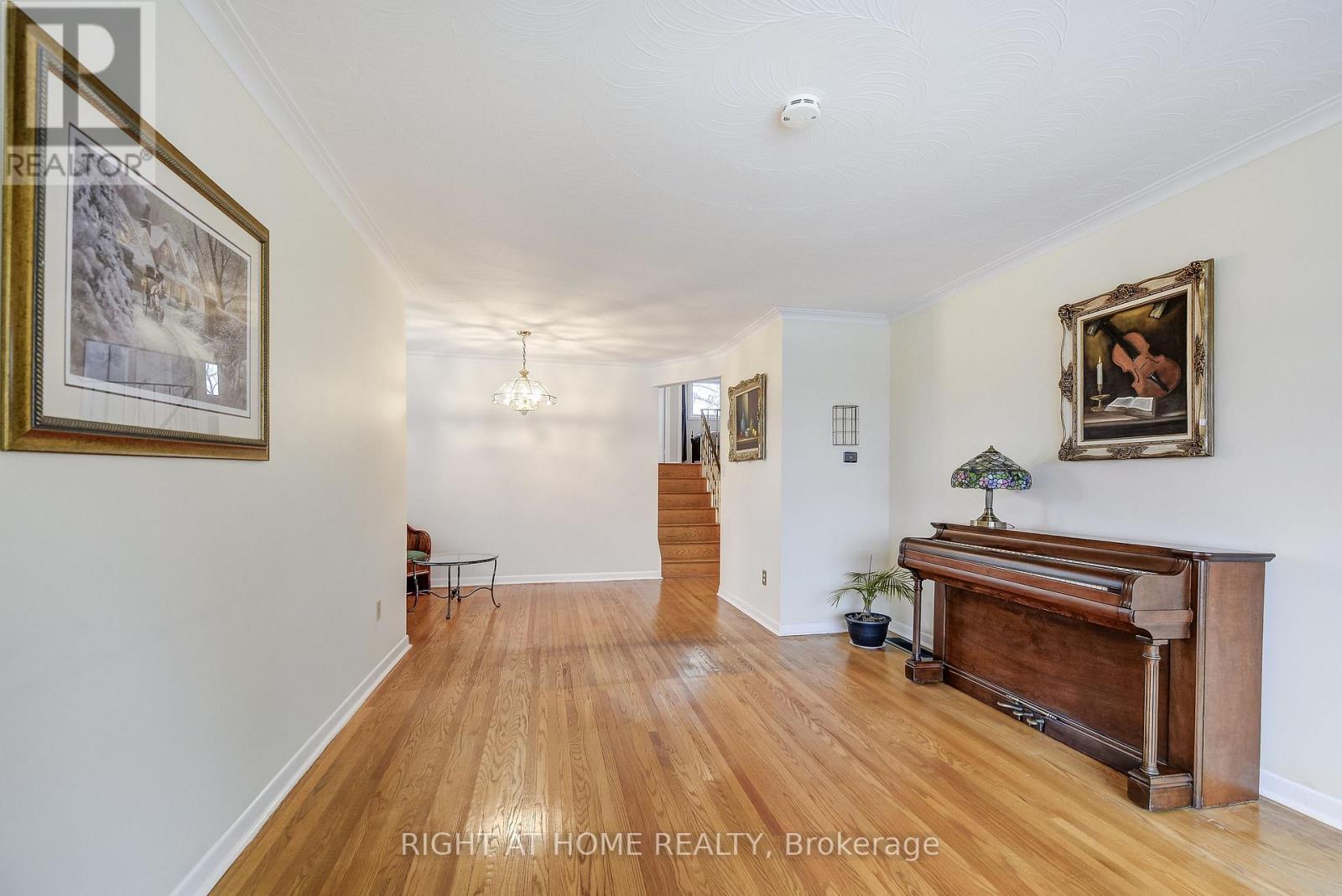 575 Eversley Drive, Mississauga, Ontario  L5A 2E1 - Photo 5 - W12924606