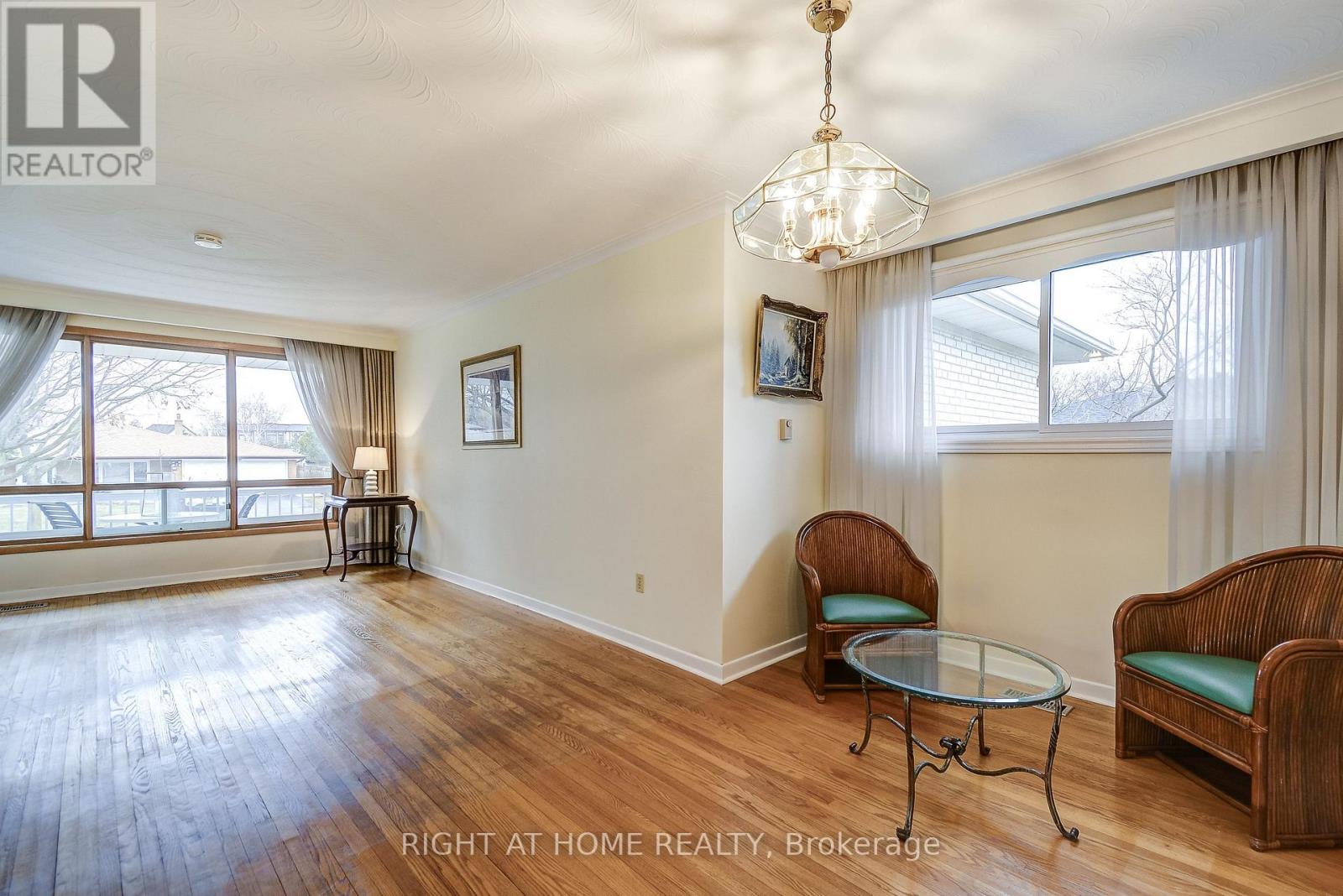 575 Eversley Drive, Mississauga, Ontario  L5A 2E1 - Photo 7 - W12924606