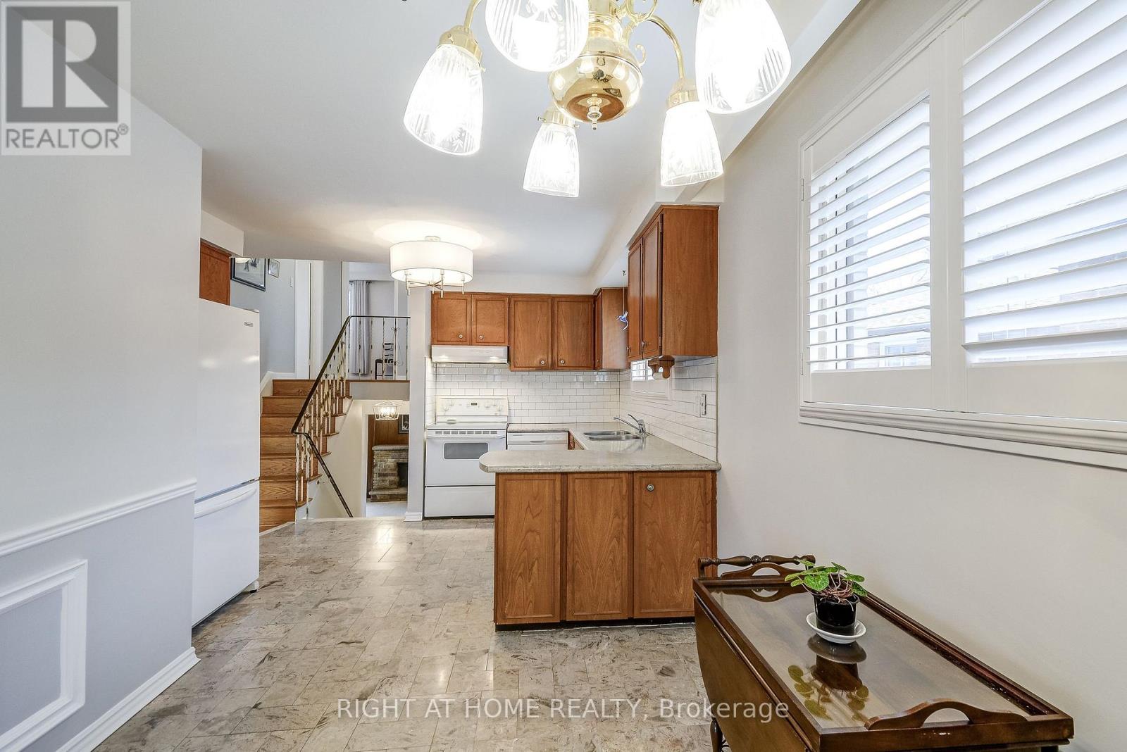 575 Eversley Drive, Mississauga, Ontario  L5A 2E1 - Photo 8 - W12924606