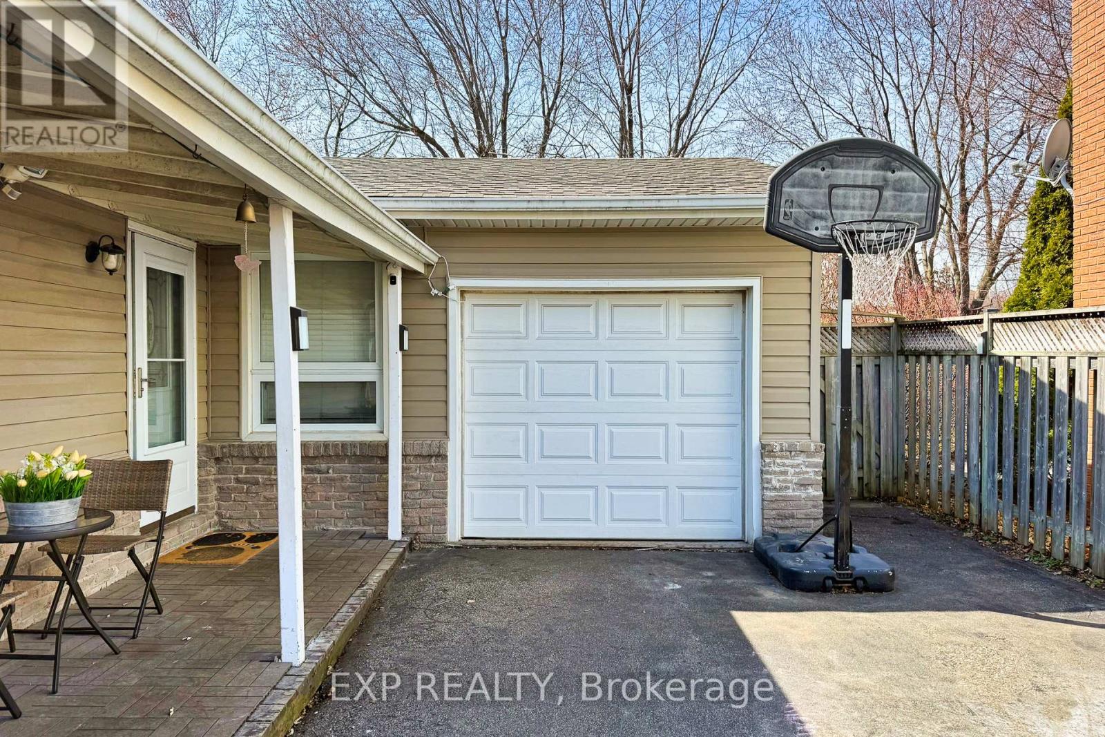 584 Elliott Crescent, Milton, Ontario  L9T 3G4 - Photo 3 - W12924738