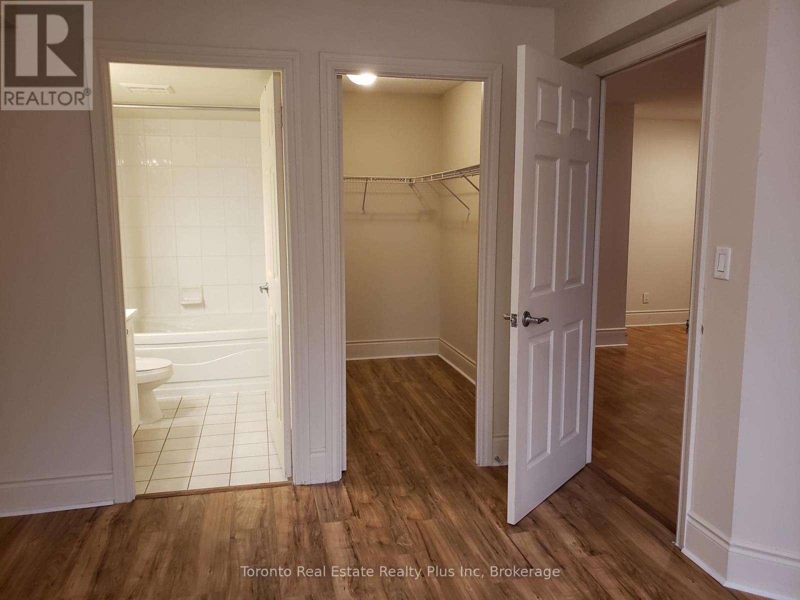 2630 - 3888 Duke Of York Boulevard, Mississauga, Ontario  L5B 4P5 - Photo 4 - W12924800