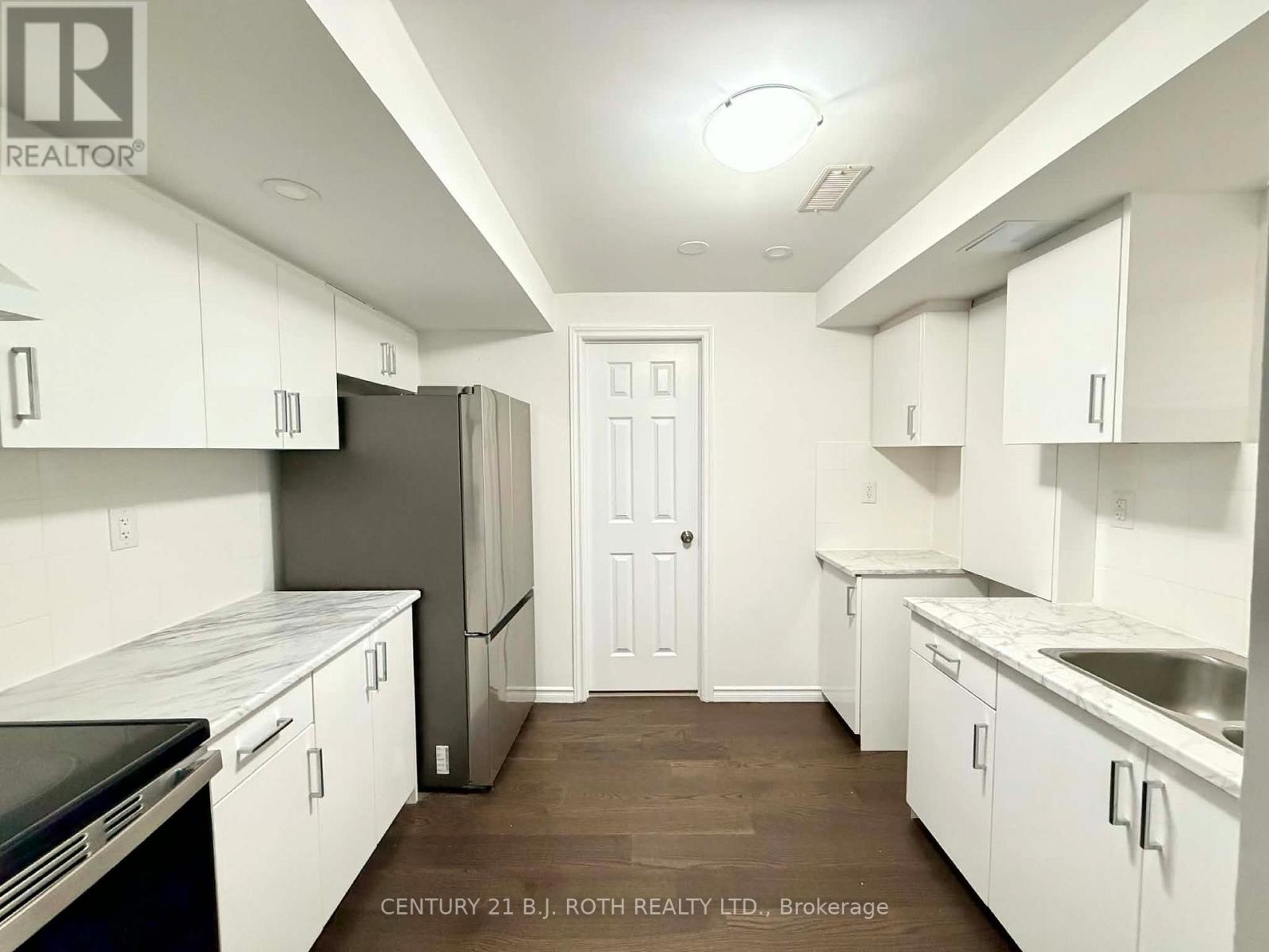 Lower - 90 Pappain Crescent, Brampton, Ontario  L7A 3J7 - Photo 4 - W12924848