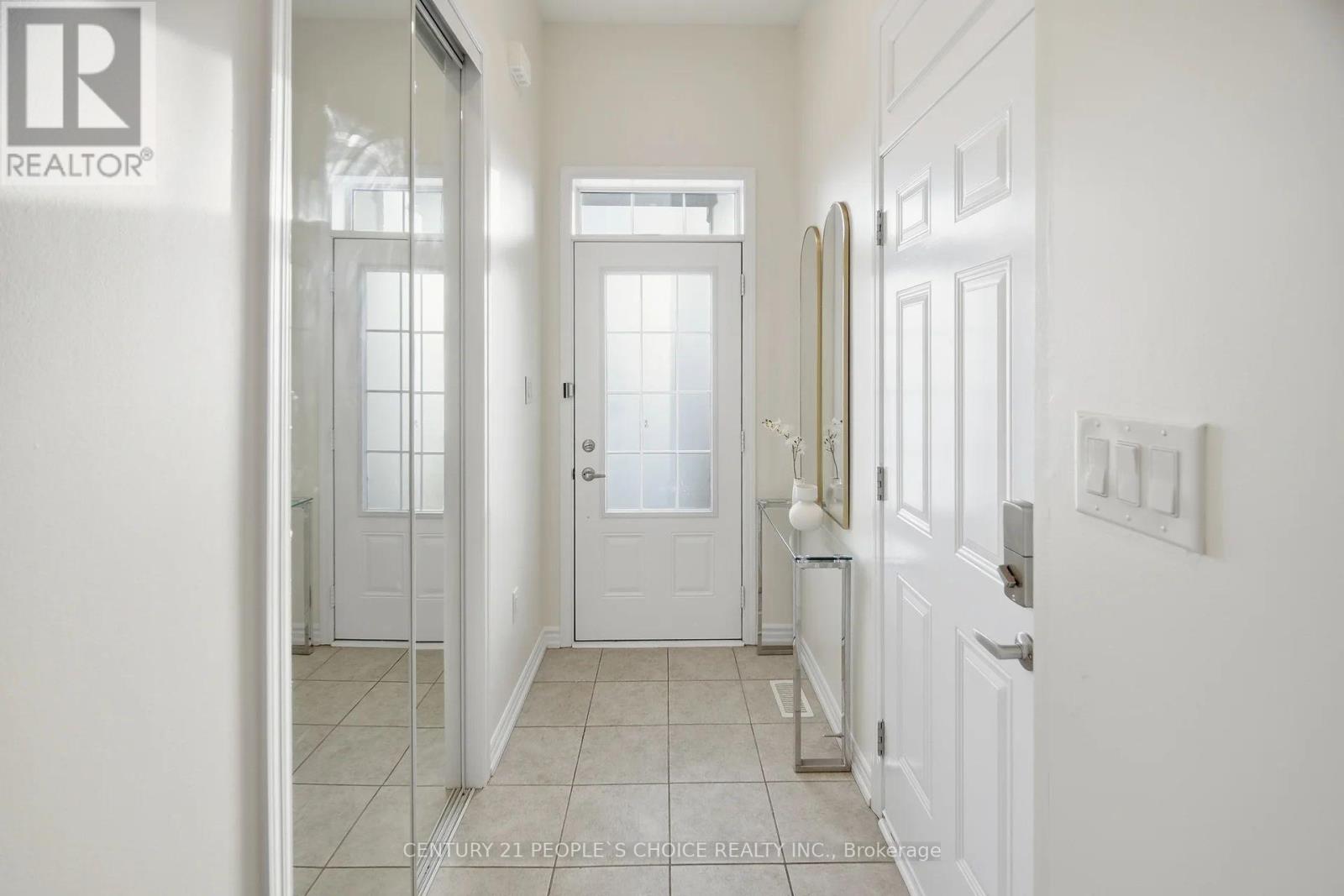 542 Fir Court, Milton, Ontario  L9T 7E7 - Photo 4 - W12924886