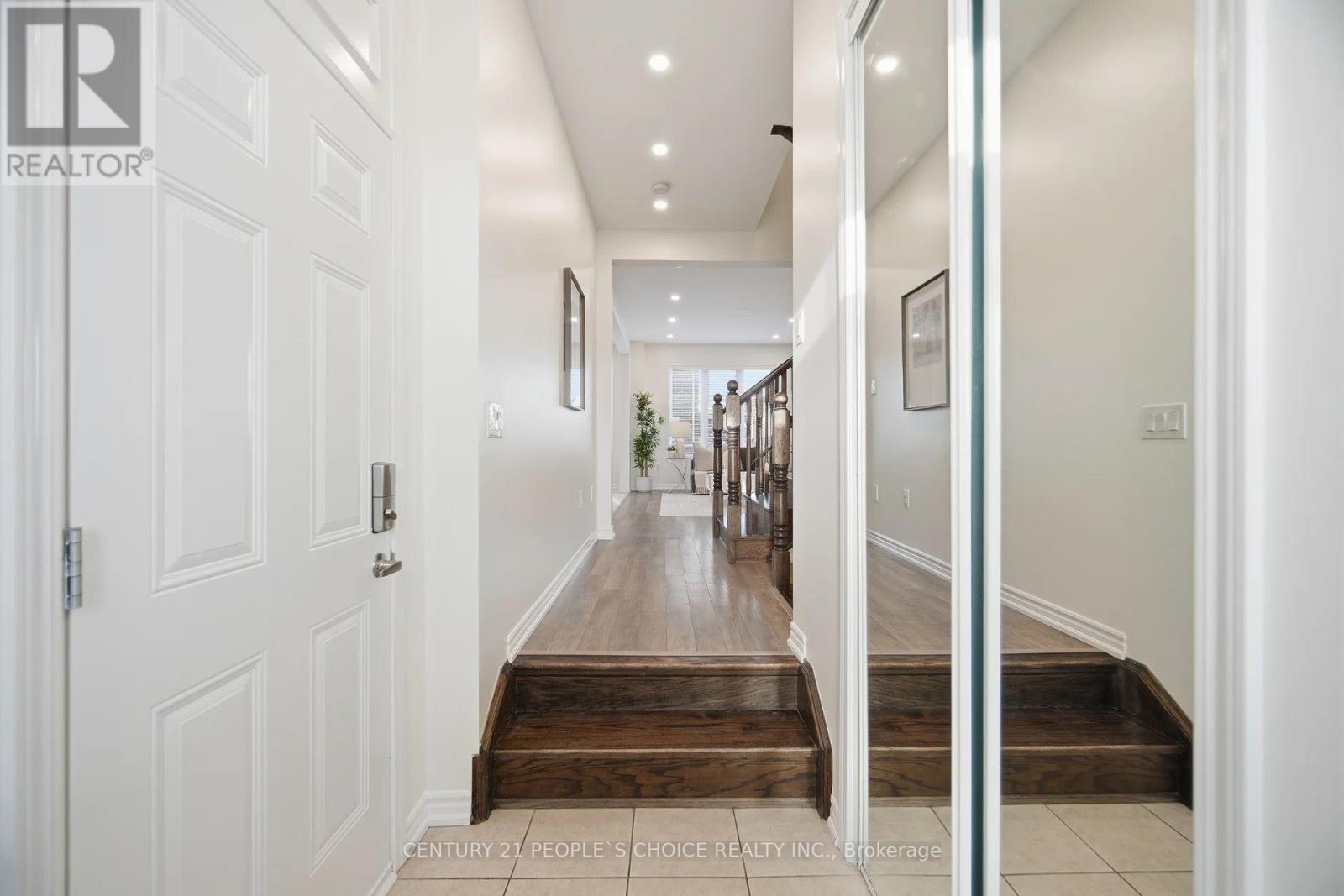 542 Fir Court, Milton, Ontario  L9T 7E7 - Photo 5 - W12924886