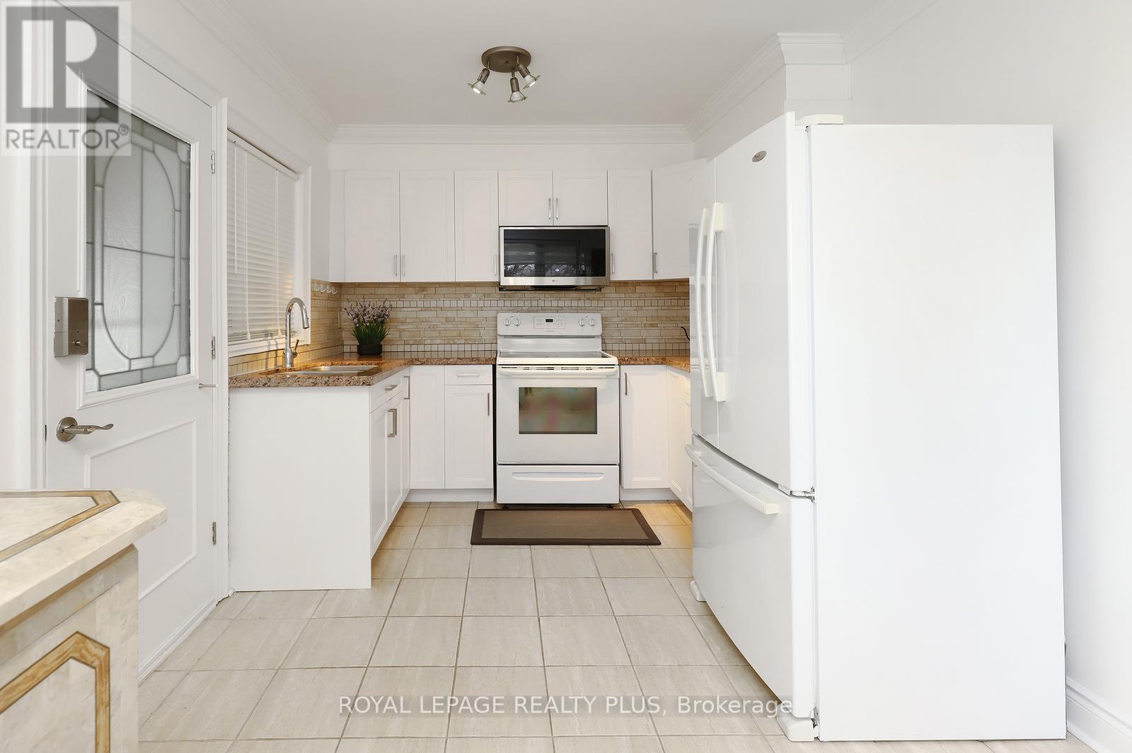 2694 Truscott Drive, Mississauga, Ontario  L5J 2B7 - Photo 13 - W12924926