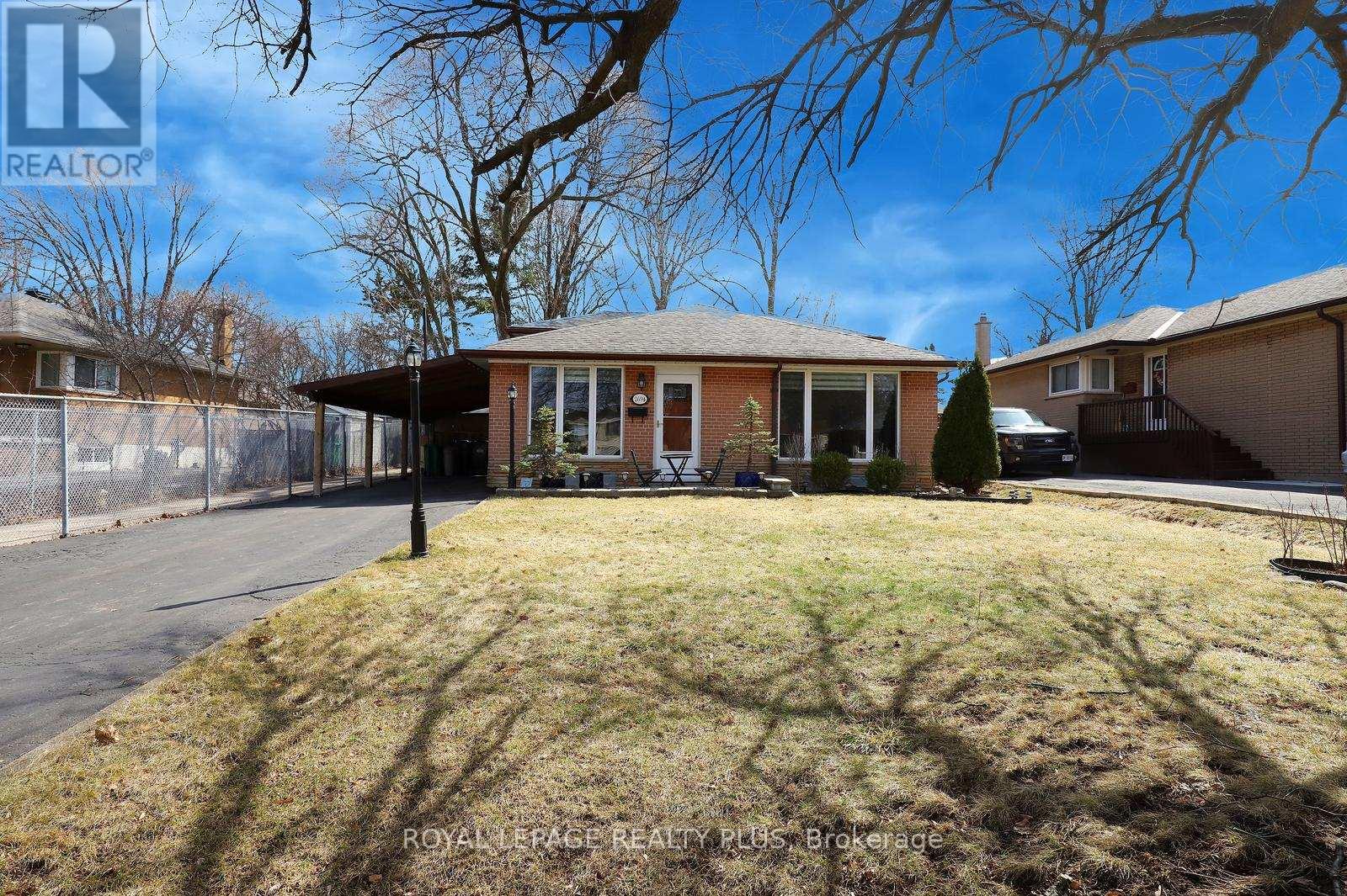 2694 Truscott Drive, Mississauga, Ontario  L5J 2B7 - Photo 2 - W12924926