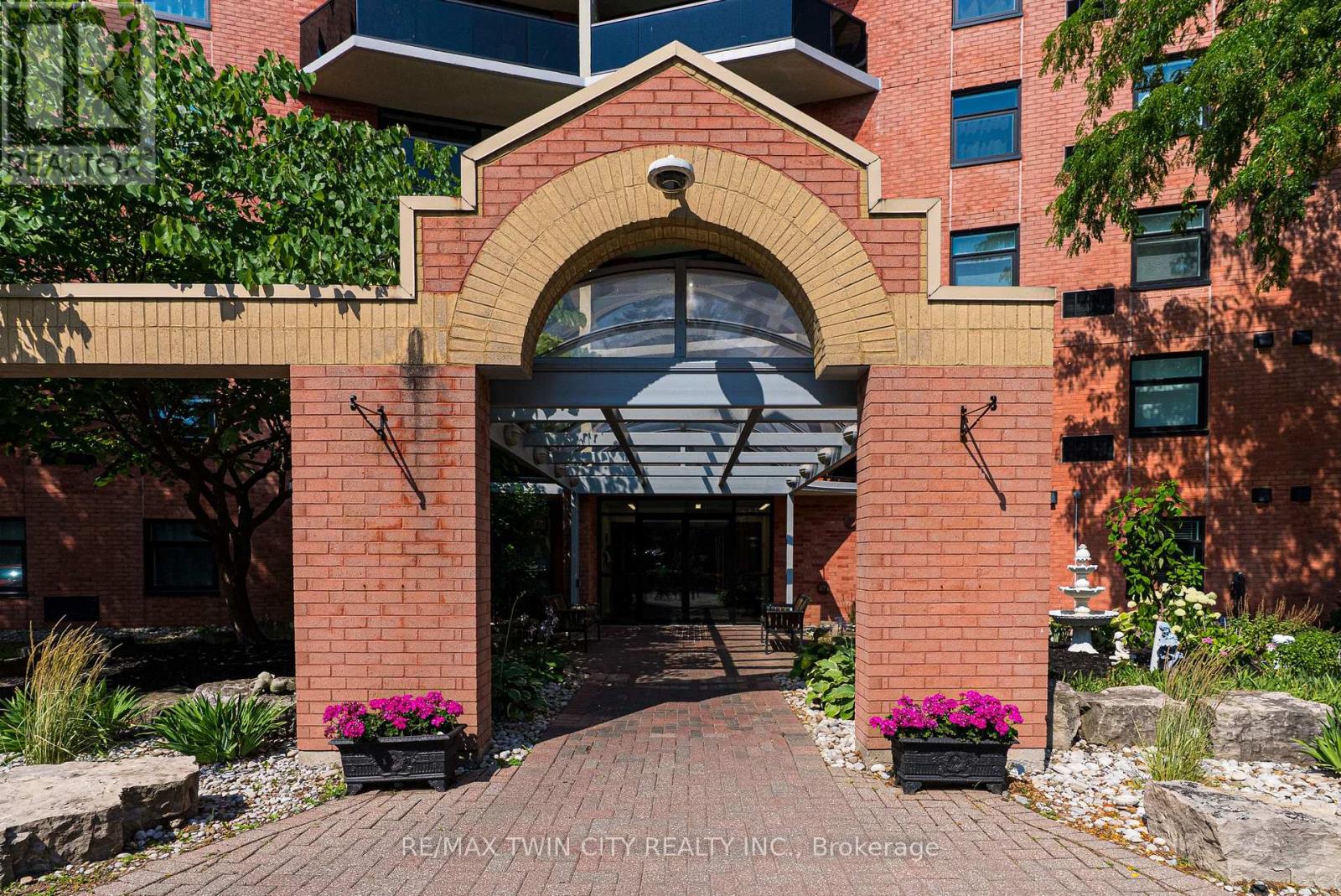 905 - 9 Bonheur Court, Brantford, Ontario N3P 1Z5 - Photo 2 - X12924698