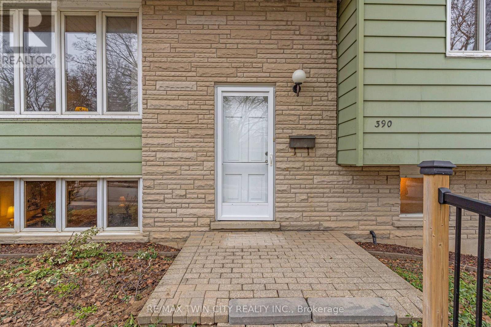 390 Tamarack Drive, Waterloo, Ontario  N2L 4G6 - Photo 3 - X12924706