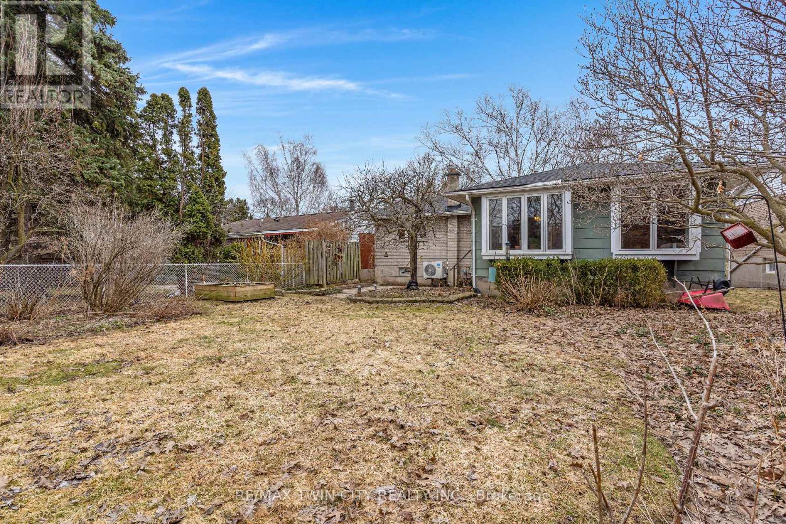 390 Tamarack Drive, Waterloo, Ontario  N2L 4G6 - Photo 43 - X12924706