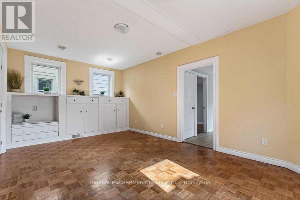 15 Adelaide Street, Grimsby, Ontario L3M 1X2 - Photo 12 - X12924718