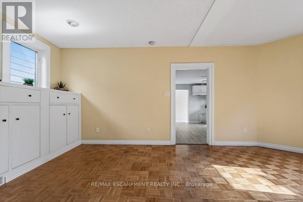 15 Adelaide Street, Grimsby, Ontario L3M 1X2 - Photo 13 - X12924718