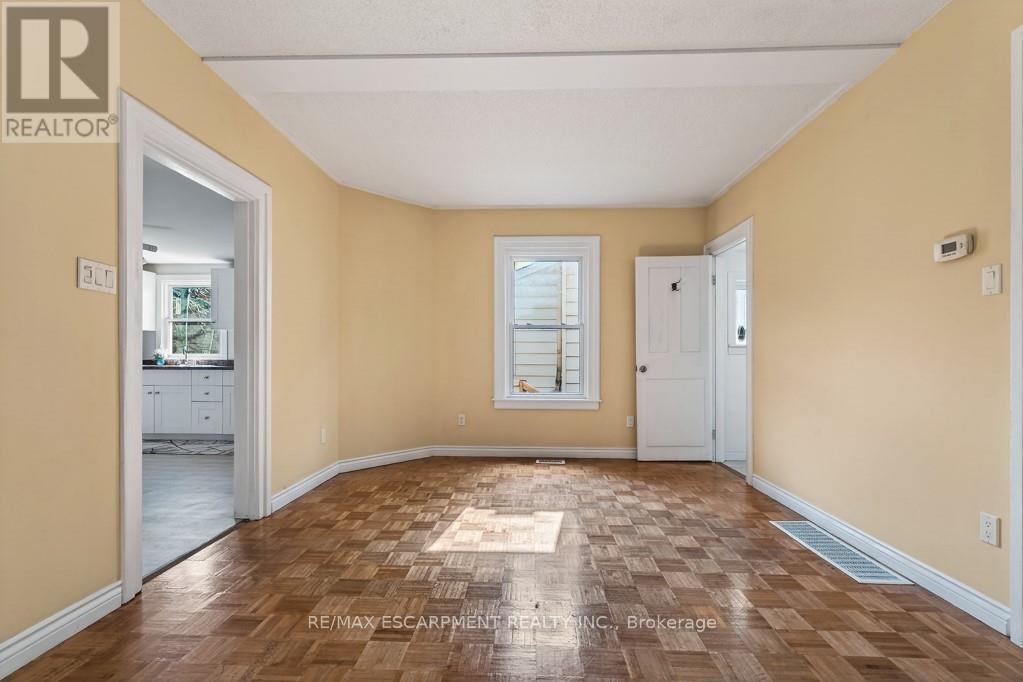 15 Adelaide Street, Grimsby, Ontario L3M 1X2 - Photo 14 - X12924718