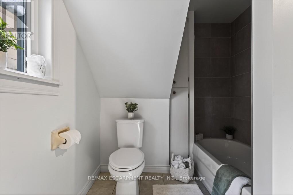 15 Adelaide Street, Grimsby, Ontario L3M 1X2 - Photo 22 - X12924718