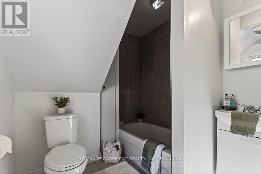 15 Adelaide Street, Grimsby, Ontario L3M 1X2 - Photo 23 - X12924718