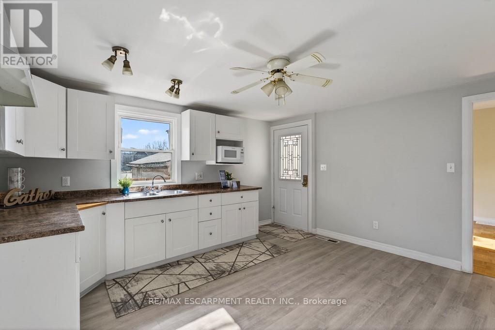 15 Adelaide Street, Grimsby, Ontario L3M 1X2 - Photo 3 - X12924718