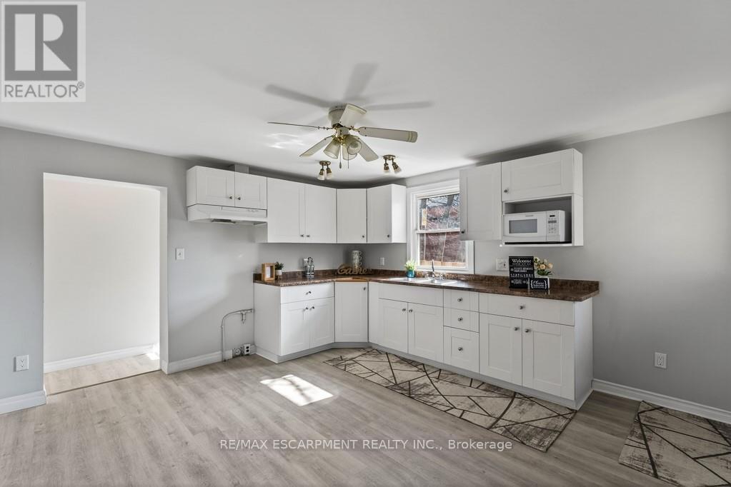 15 Adelaide Street, Grimsby, Ontario L3M 1X2 - Photo 5 - X12924718