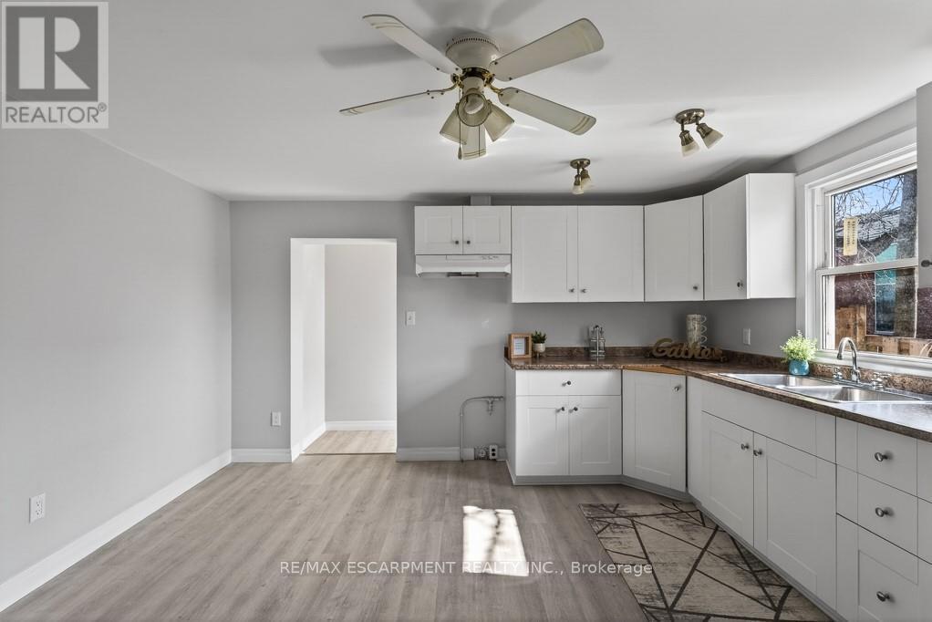 15 Adelaide Street, Grimsby, Ontario L3M 1X2 - Photo 6 - X12924718