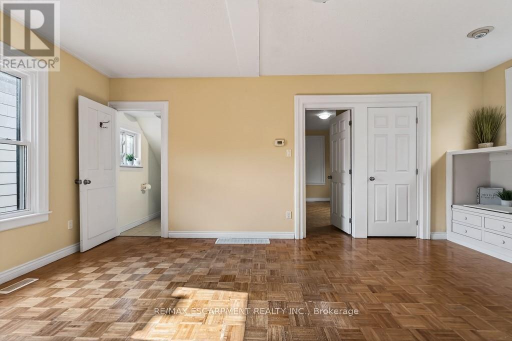 15 Adelaide Street, Grimsby, Ontario L3M 1X2 - Photo 9 - X12924718