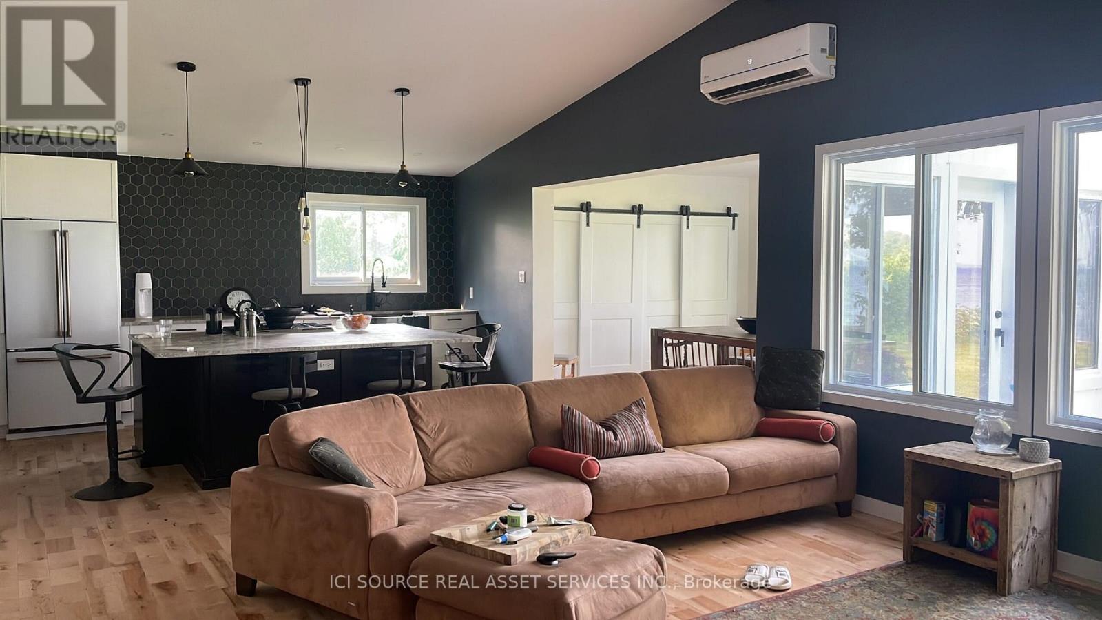 20586 Old Montreal Road, South Glengarry, Ontario  K0C 2C0 - Photo 3 - X12924930