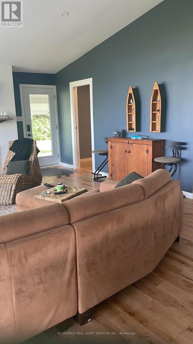 20586 Old Montreal Road, South Glengarry, Ontario  K0C 2C0 - Photo 4 - X12924930