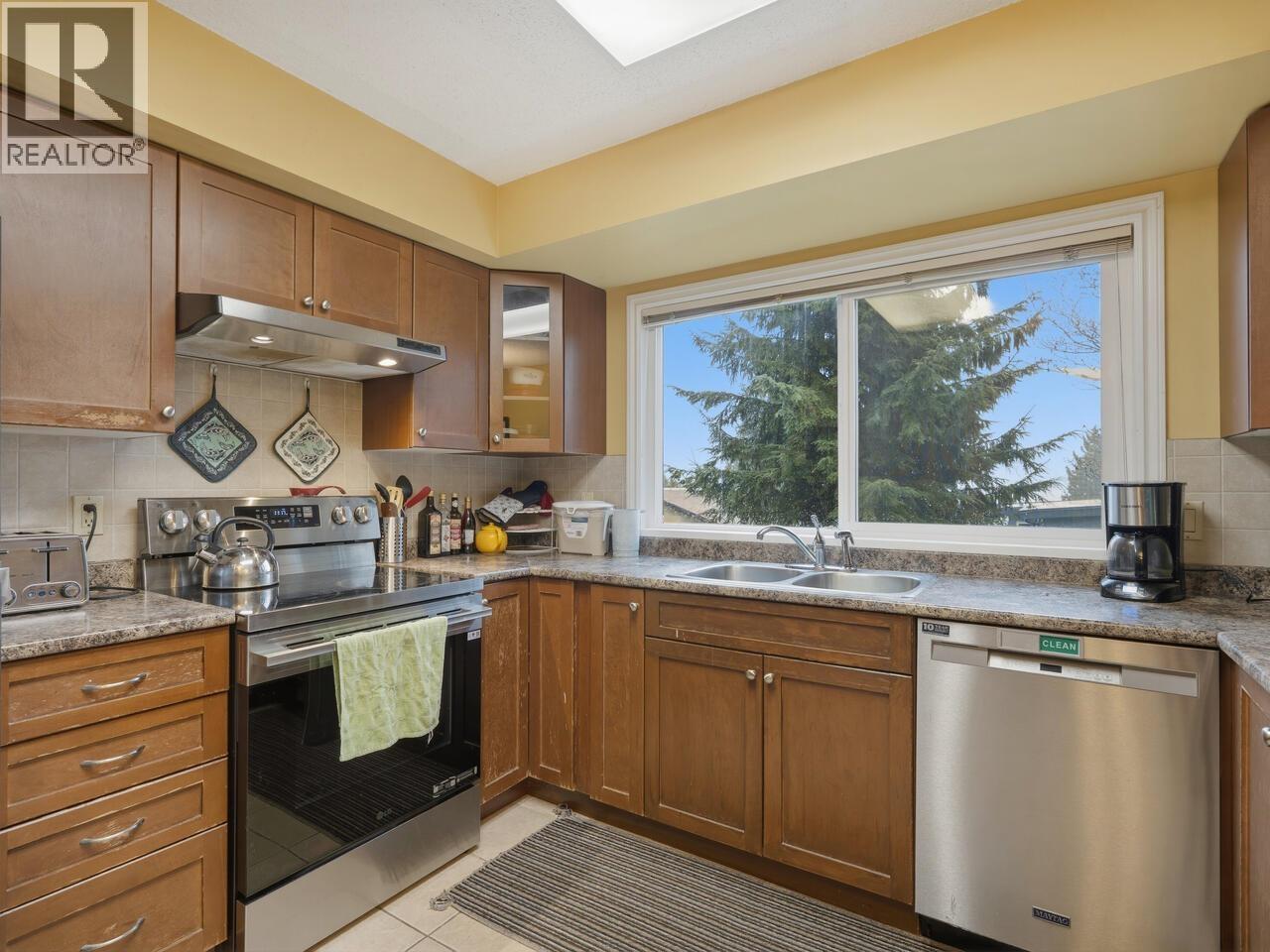 3183 Beacon Drive, Coquitlam, British Columbia  V3C 3W7 - Photo 4 - R3103910