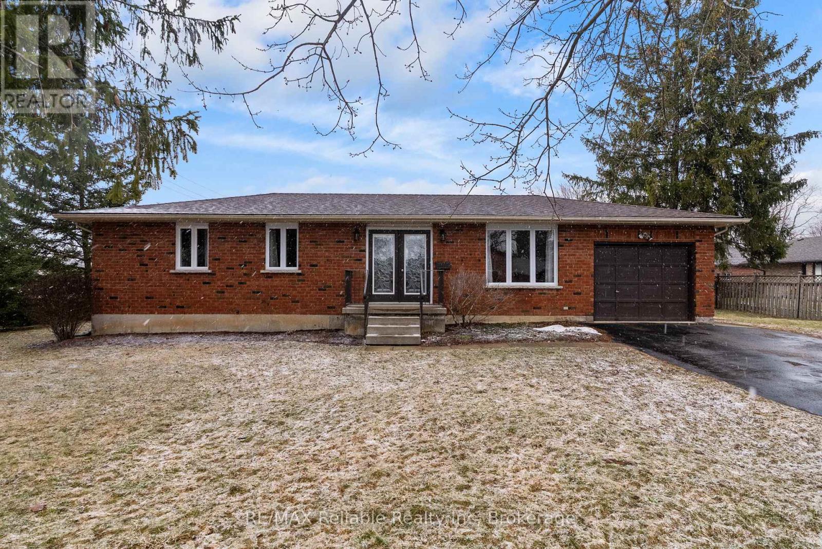 31 Cobourg Street, West Perth (Mitchell), Ontario  N0K 1N0 - Photo 3 - X12924938