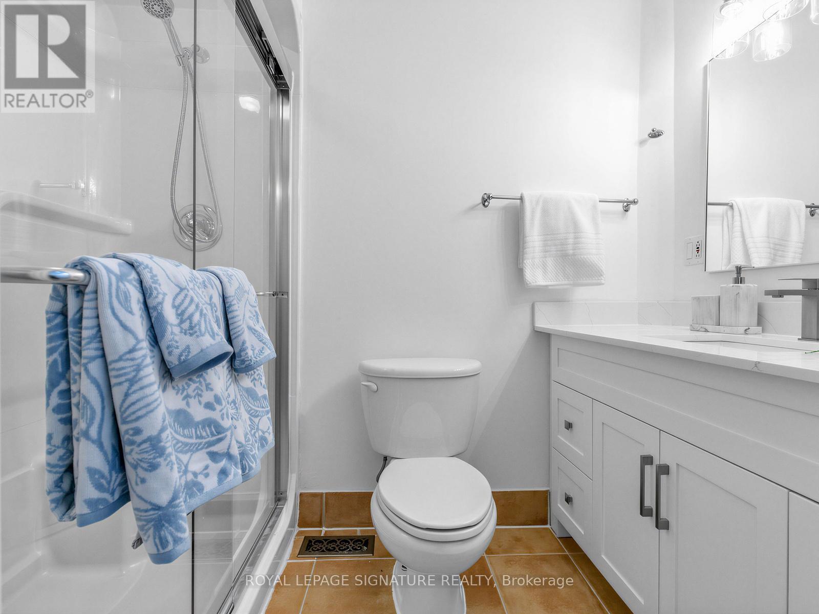 114 Pinewood Avenue, Toronto, Ontario  M6C 2V3 - Photo 16 - C12925070