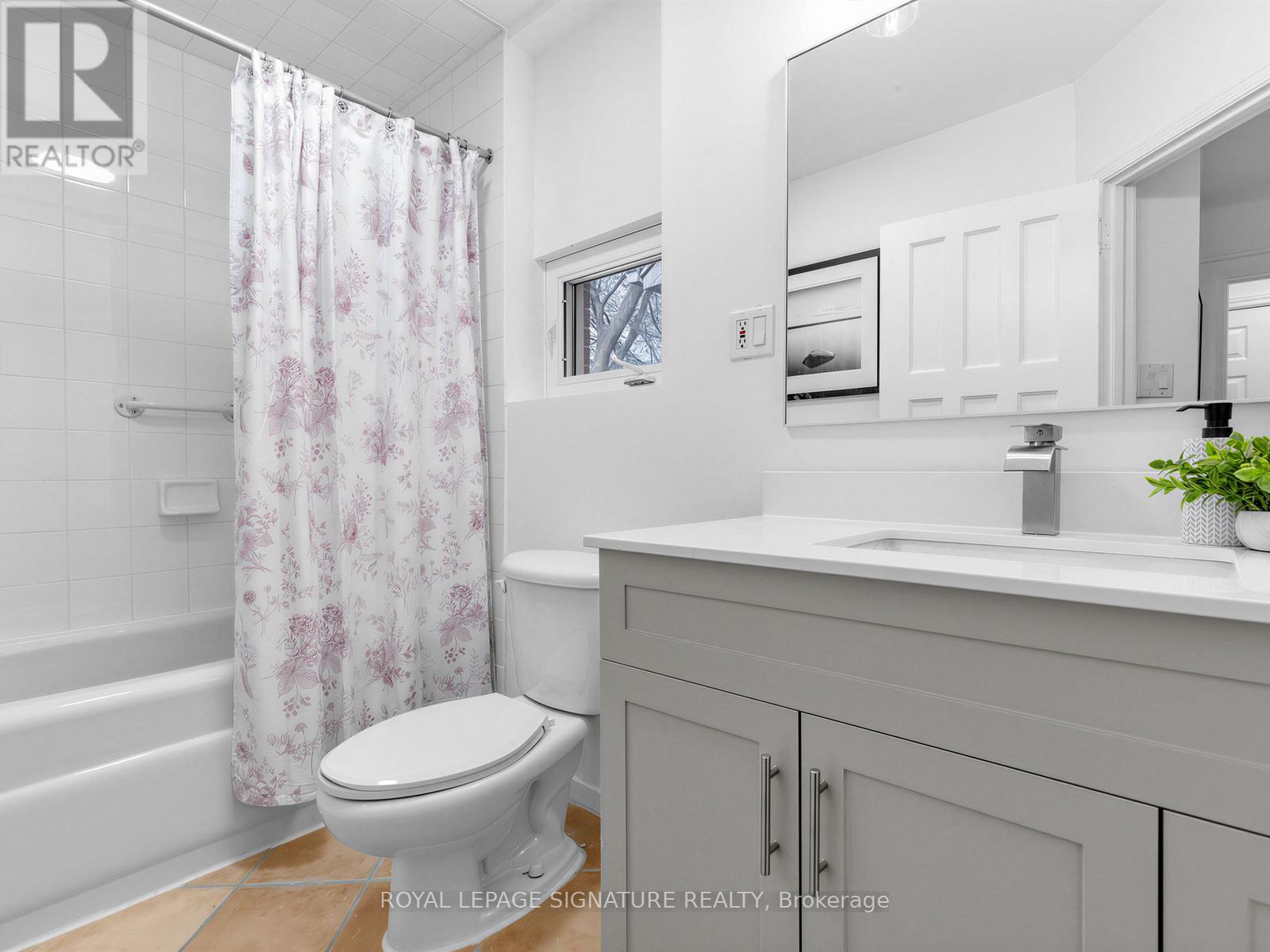 114 Pinewood Avenue, Toronto, Ontario  M6C 2V3 - Photo 21 - C12925070