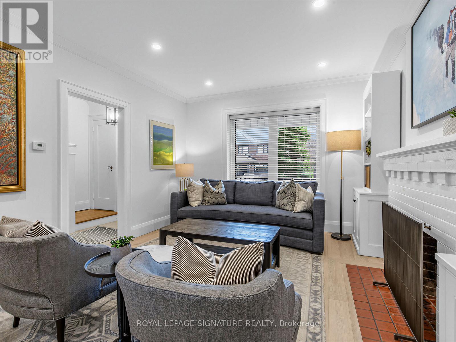 114 Pinewood Avenue, Toronto, Ontario  M6C 2V3 - Photo 3 - C12925070