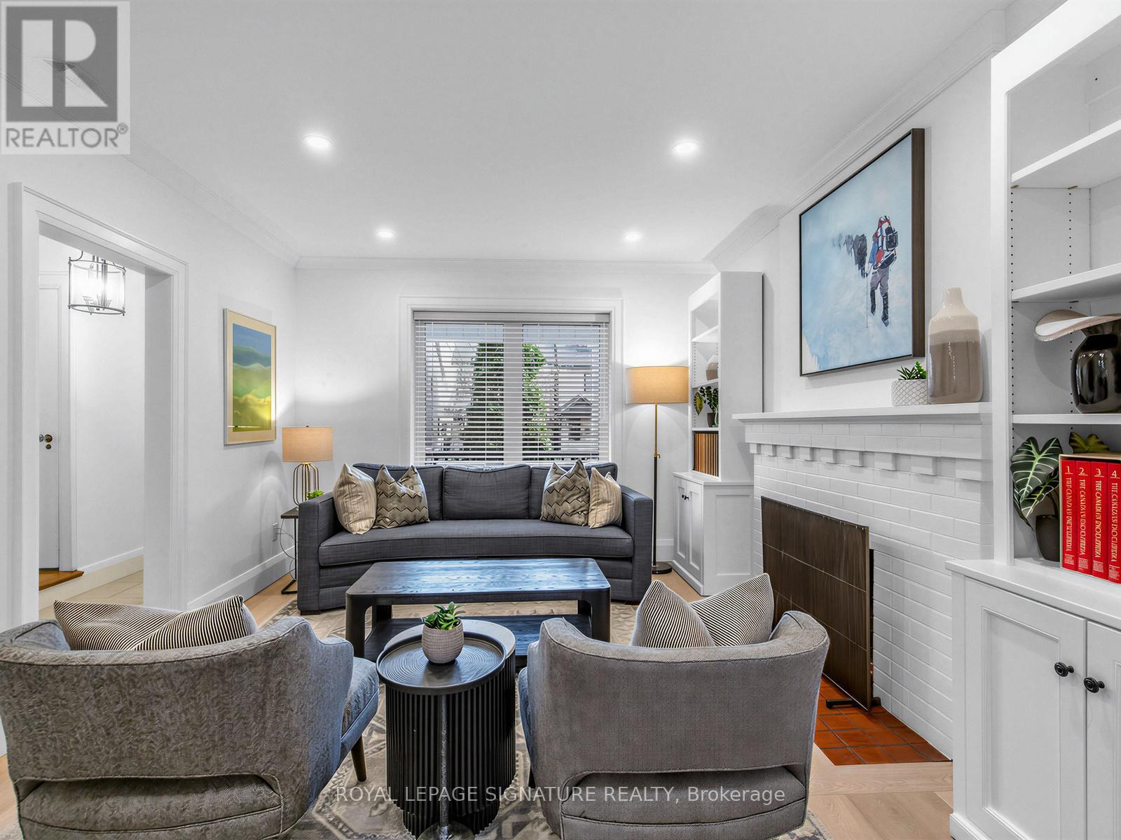 114 Pinewood Avenue, Toronto, Ontario  M6C 2V3 - Photo 4 - C12925070