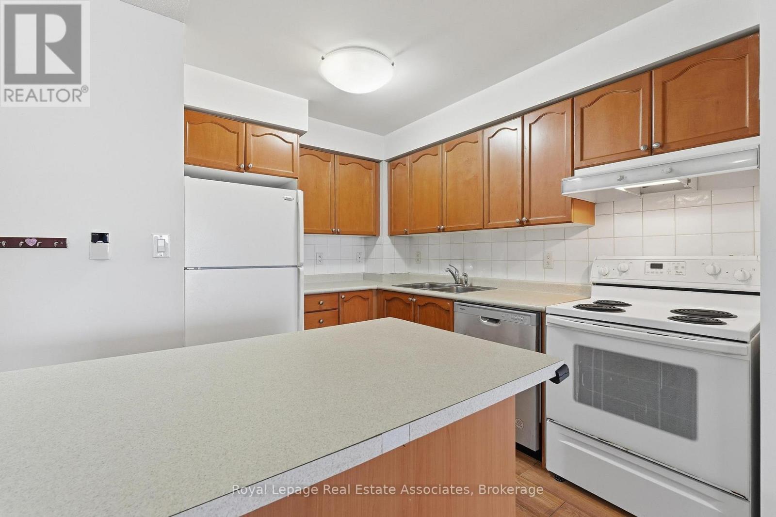 2208 - 3880 Duke Of York Boulevard, Mississauga, Ontario  L5B 4M7 - Photo 6 - W12466990