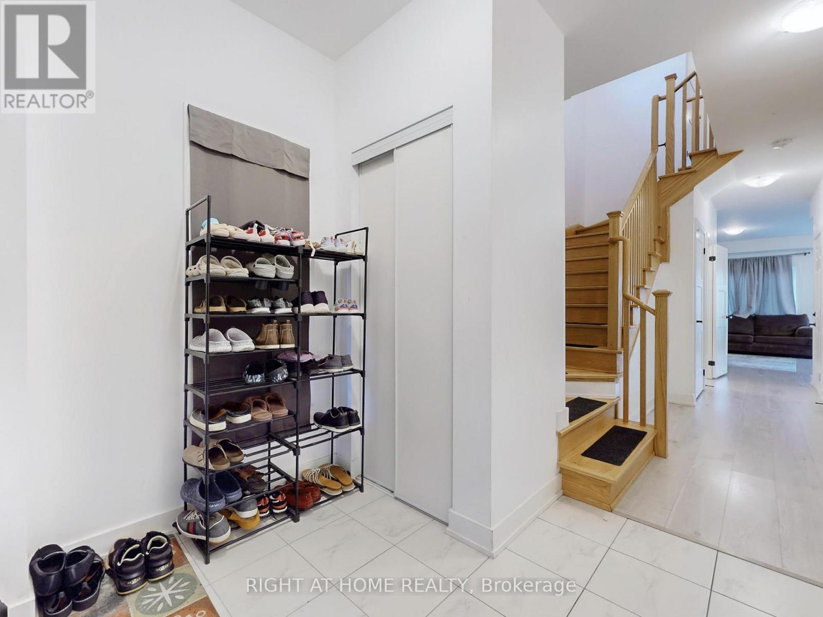 33 Pumpkin Corner Crescent, Barrie (Innis-Shore), Ontario  L9J 0C2 - Photo 4 - S12925020