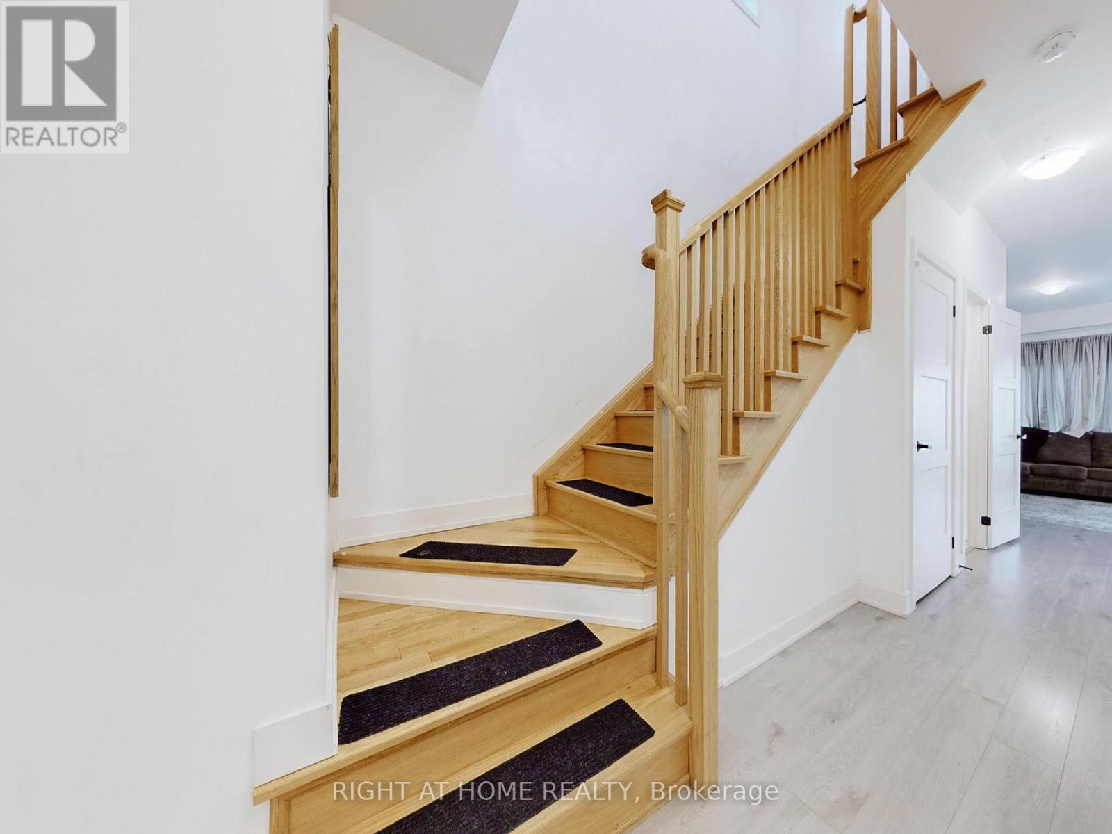 33 Pumpkin Corner Crescent, Barrie (Innis-Shore), Ontario  L9J 0C2 - Photo 8 - S12925020