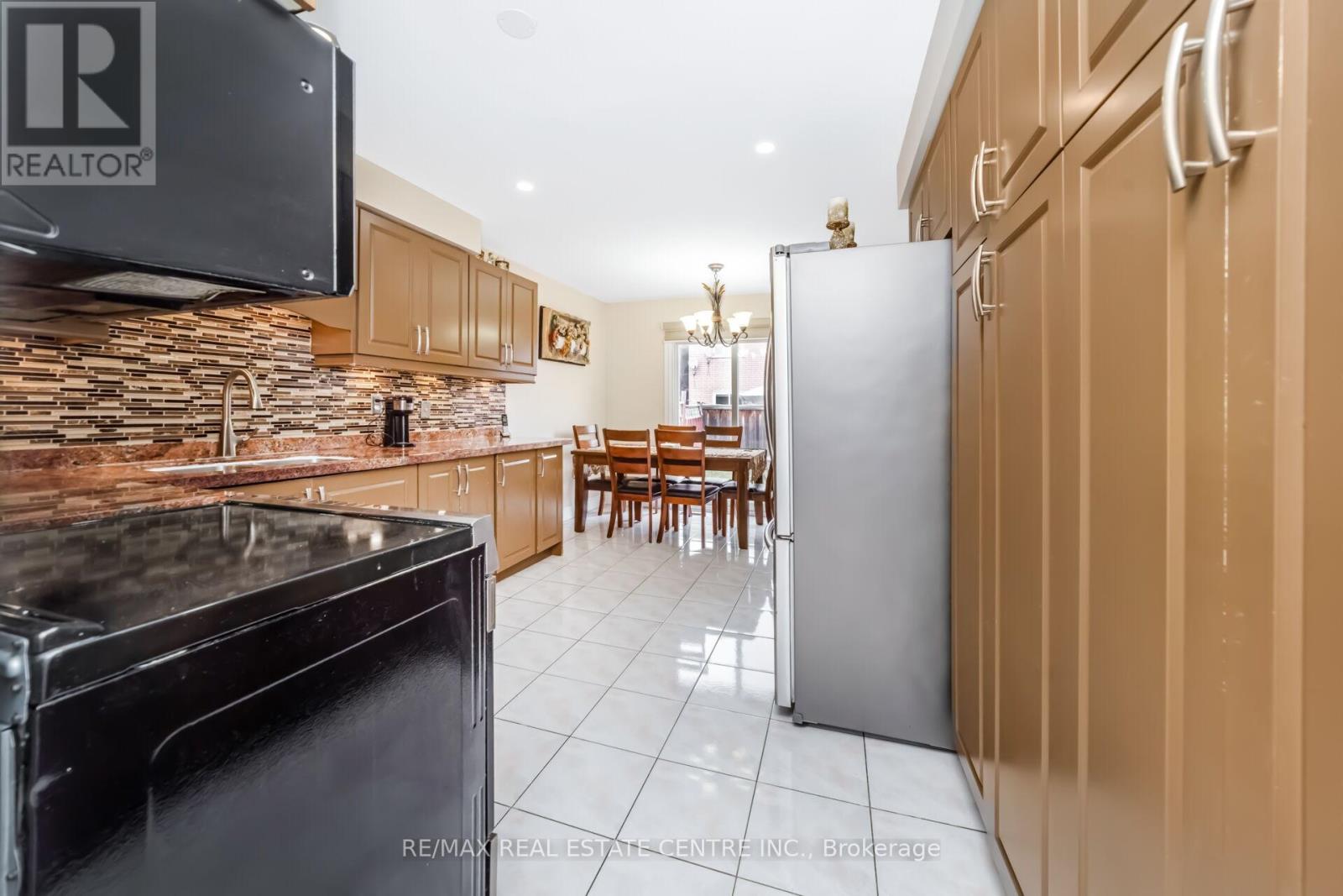 55 Golden Eagle Road, Brampton, Ontario L6R 1Z4 - Photo 12 - W12924948