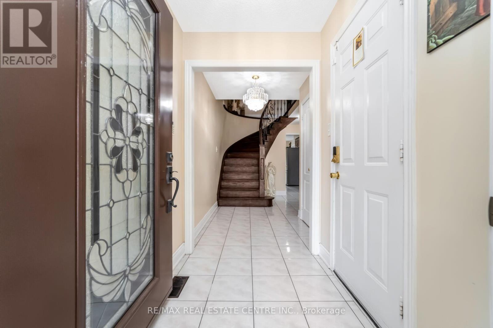 55 Golden Eagle Road, Brampton, Ontario L6R 1Z4 - Photo 6 - W12924948