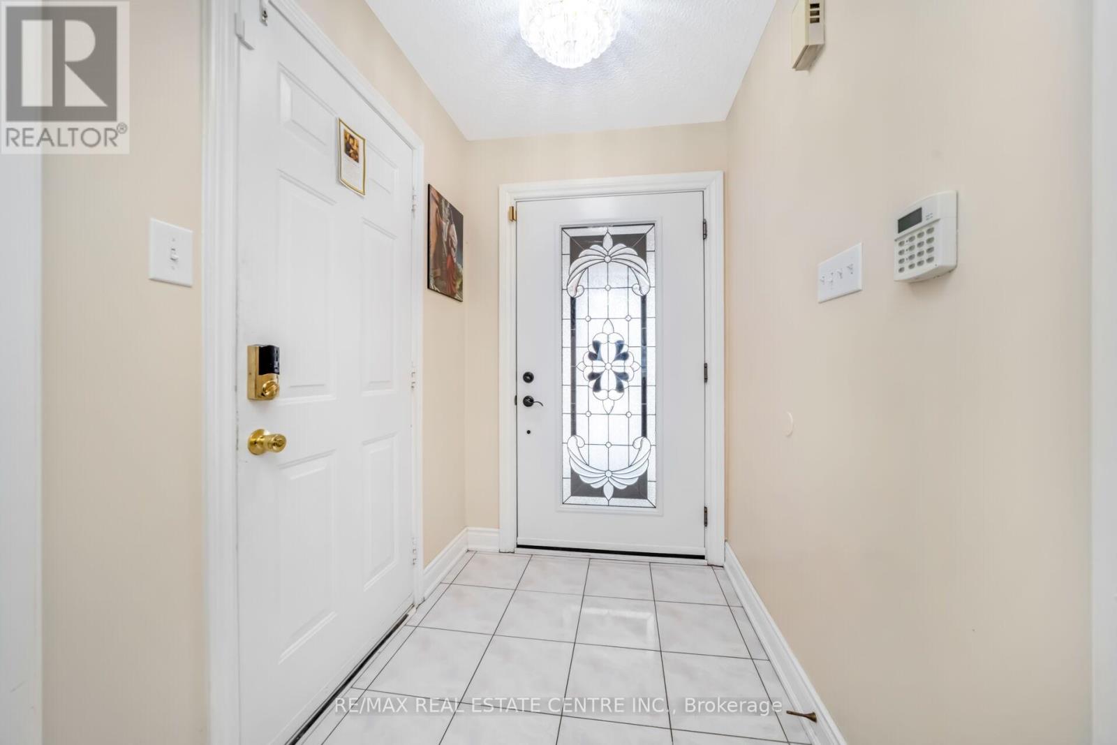 55 Golden Eagle Road, Brampton, Ontario L6R 1Z4 - Photo 7 - W12924948