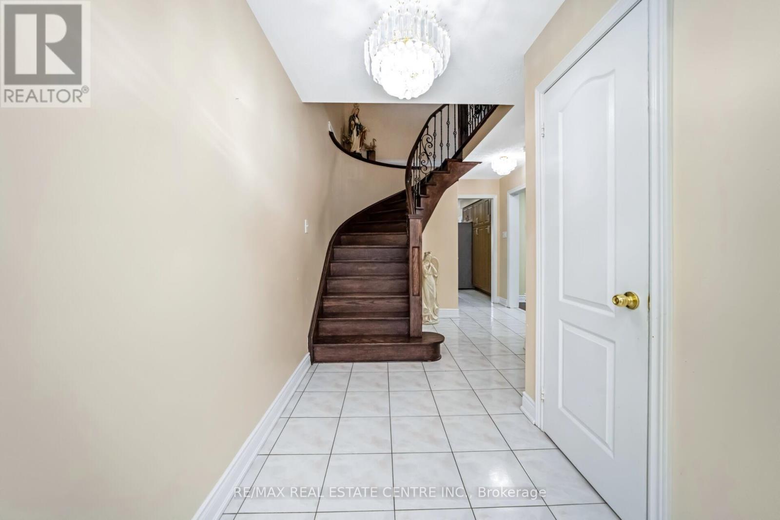 55 Golden Eagle Road, Brampton, Ontario L6R 1Z4 - Photo 8 - W12924948