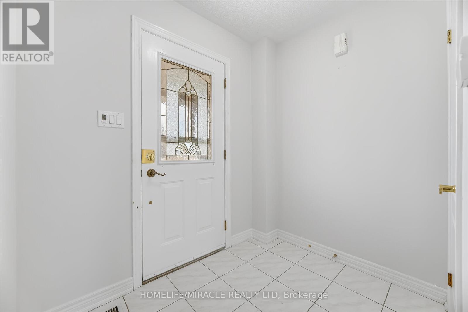 7064 Walworth Court, Mississauga, Ontario  L5N 7L4 - Photo 8 - W12924964