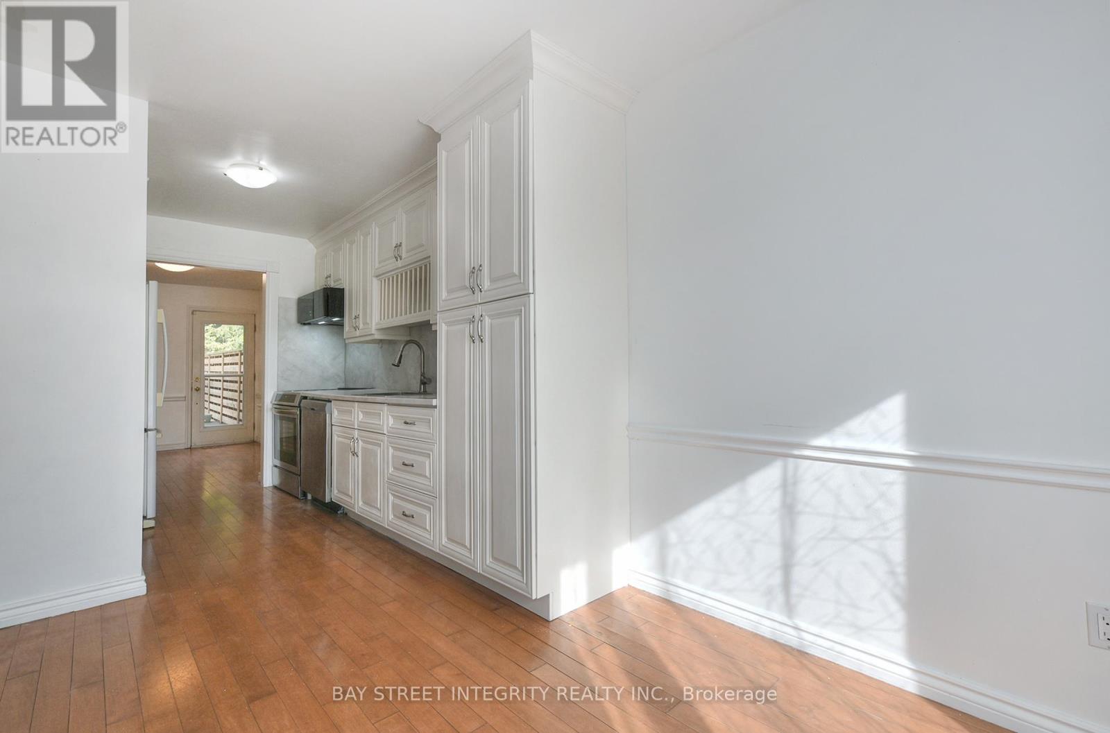 976 Raintree Lane, Mississauga, Ontario  L5H 3Y6 - Photo 3 - W12925018