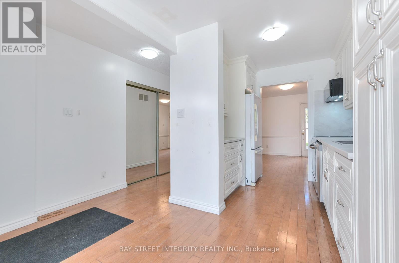 976 Raintree Lane, Mississauga, Ontario  L5H 3Y6 - Photo 4 - W12925018