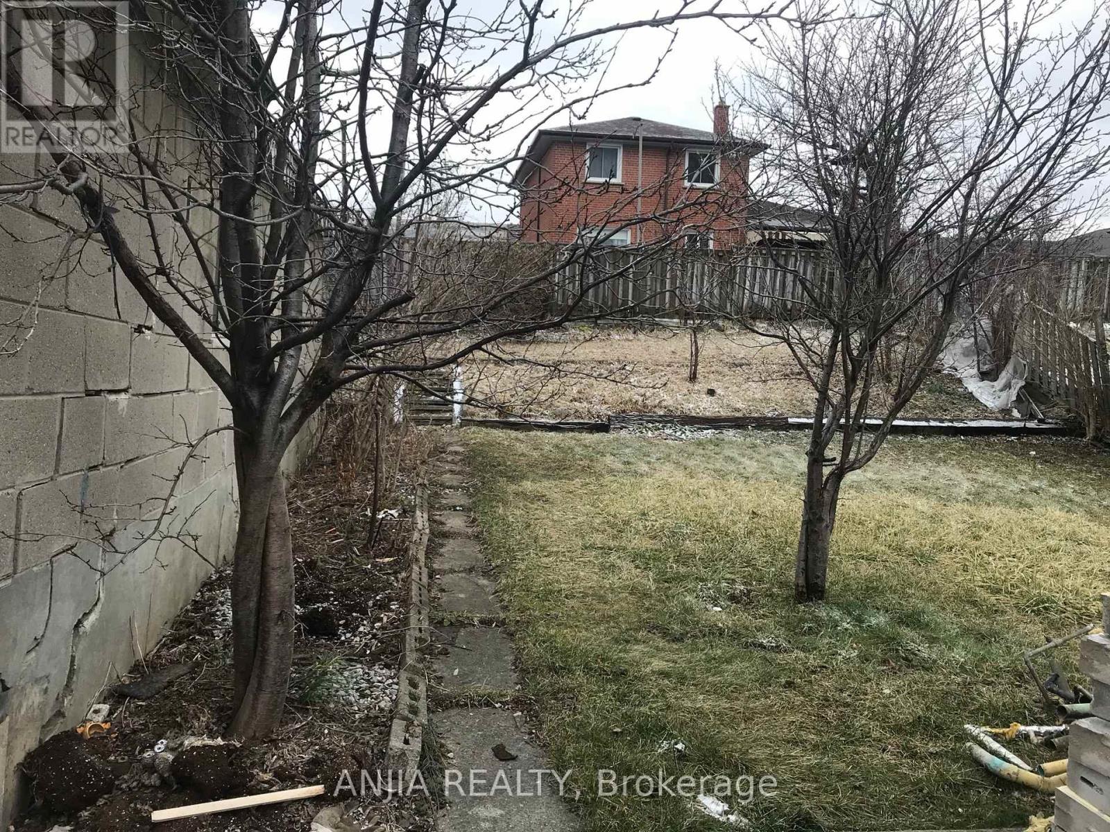 77 Nash Drive, Toronto, Ontario  M3M 2L6 - Photo 14 - W12925058