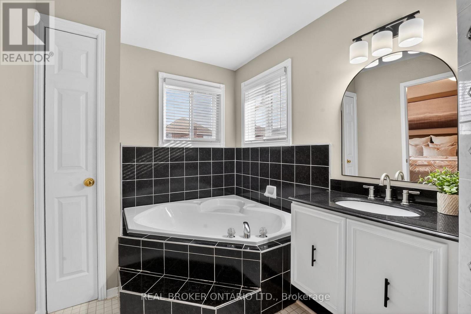 4705 Rathkeale Road, Mississauga, Ontario  L5V 1J8 - Photo 29 - W12925078