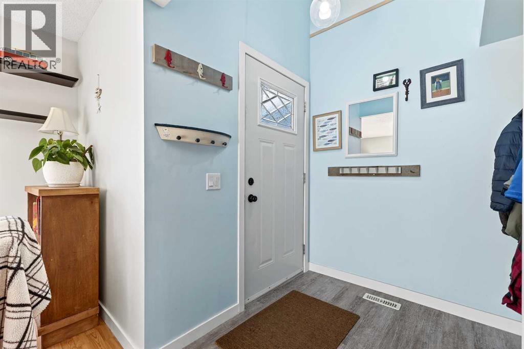 95 Woodglen Grove SW, Calgary, Alberta  T2W 4J9 - Photo 2 - A2294678